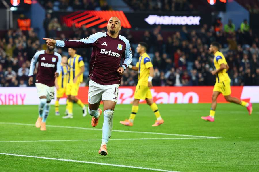 Donyell Malen, del Aston Villa, celebrando el 2-0 Donyell Malen, del Aston Villa, celebrando el 2-0