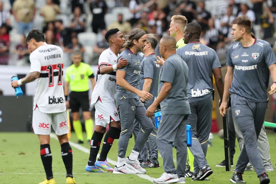 Zubeldía precisou ser contido pelos jogadores do São Paulo