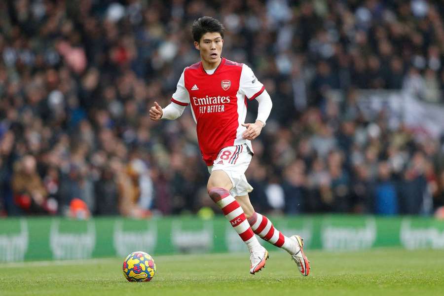 Takehiro Tomiyasu cumpre a terceira época no Arsenal