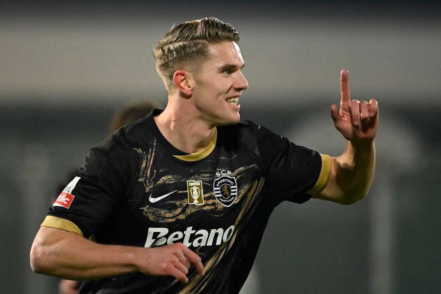 Sporting Lisbon's Swedish forward #09 Viktor Gyokeres celebrates after scoring