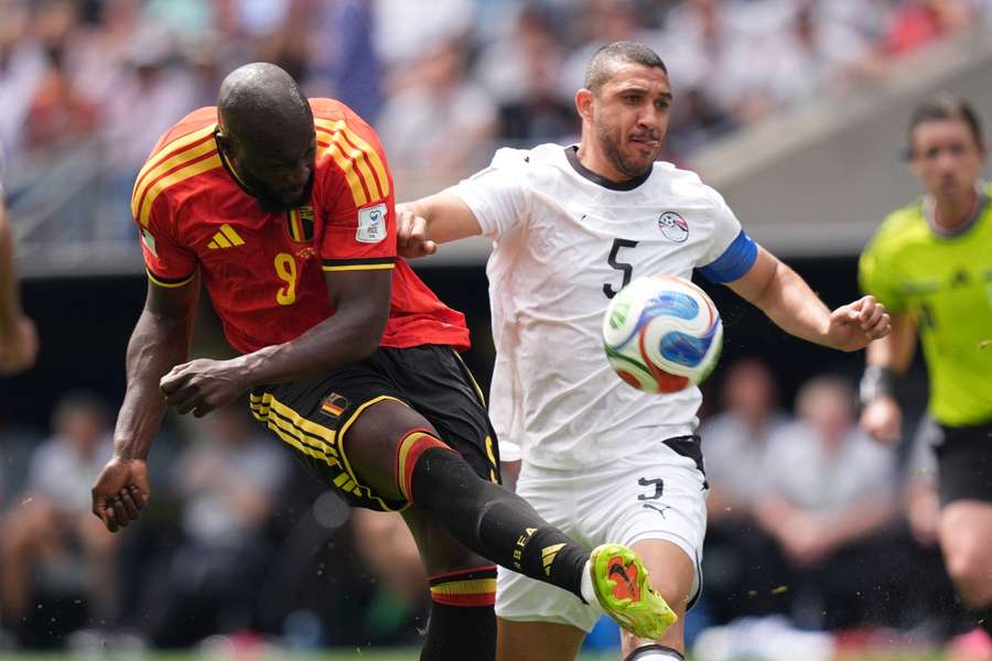 Romelu Lukaku ante Ramy Rabia Romelu Lukaku ante Ramy Rabia