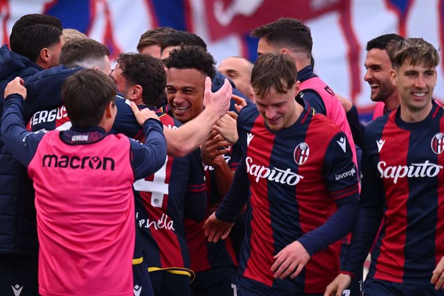 Júbilo de los jugadores del Bolonia tras su gol contra el Lazio