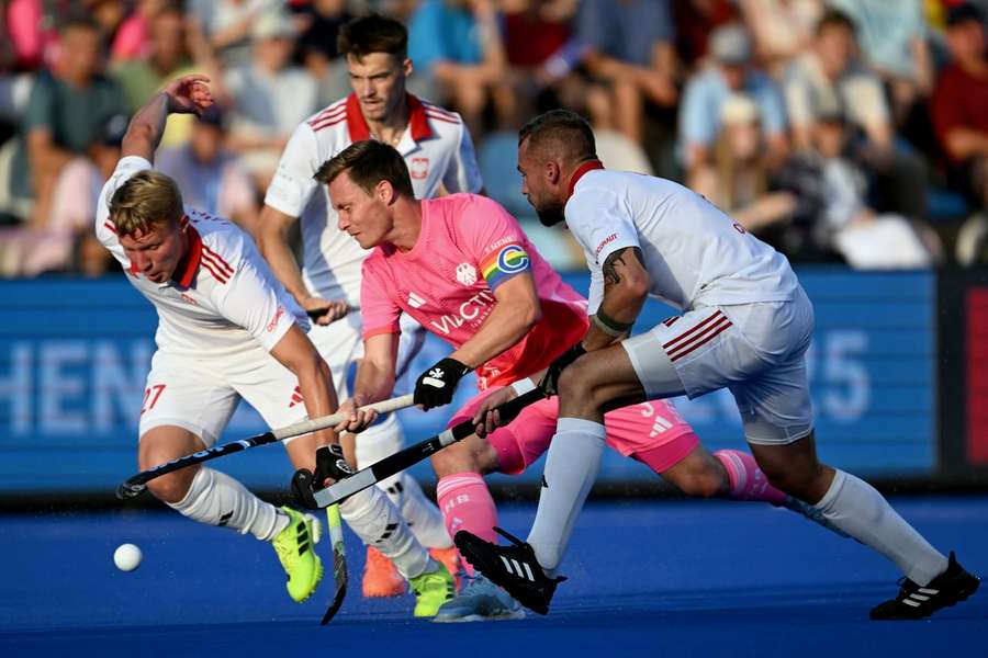 Mats Grambusch (M.) im Duell der Hockey-Herren gegen Polen.
