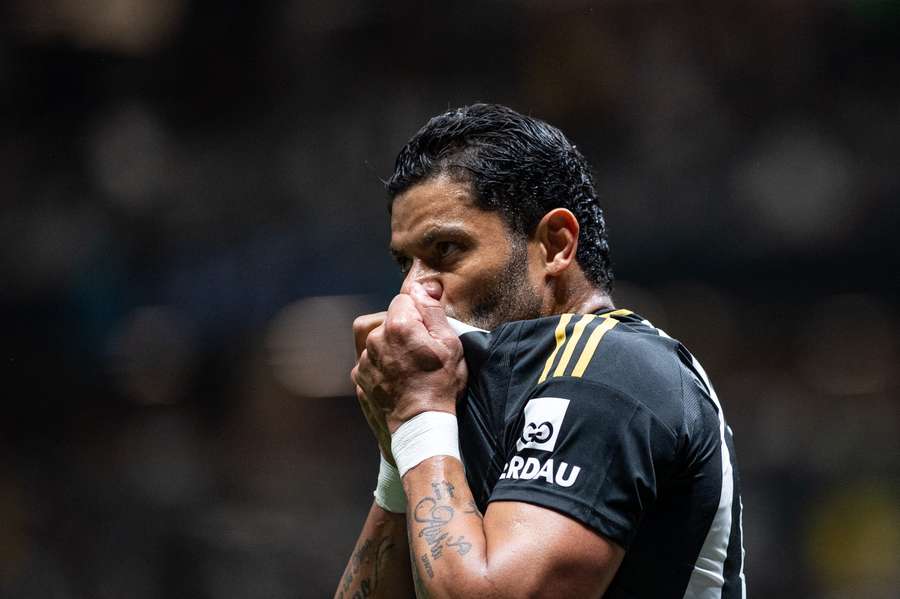 Hulk beija escudo do Atlético-MG