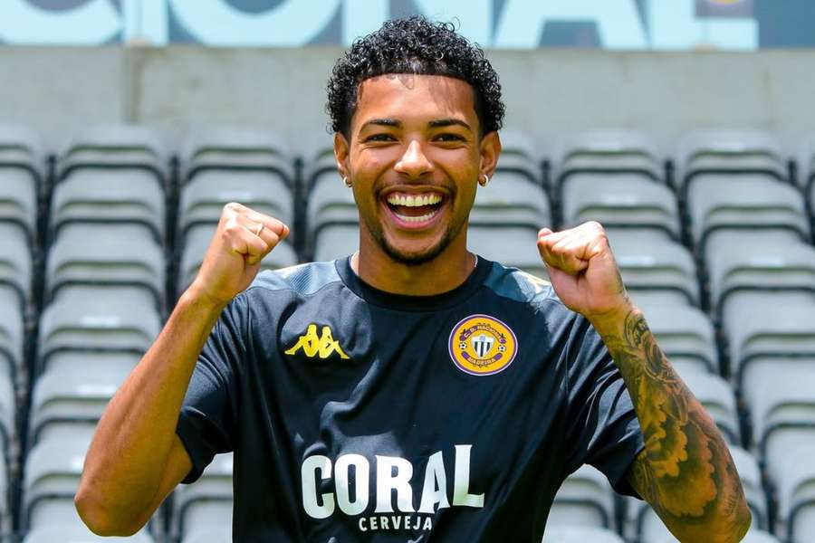 Matheus Dias assinou em definitivo com Nacional após empréstimo