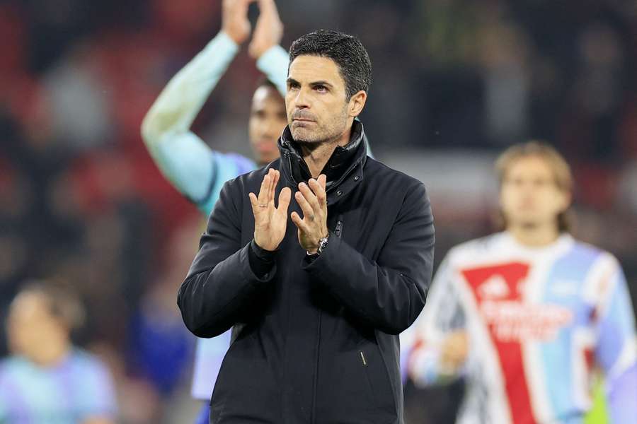 Arteta aplaude después de un partido.