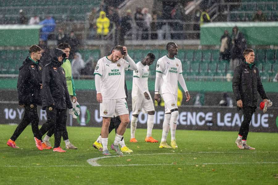 Enttäuschte Rapid-Spieler nach dem Spiel.