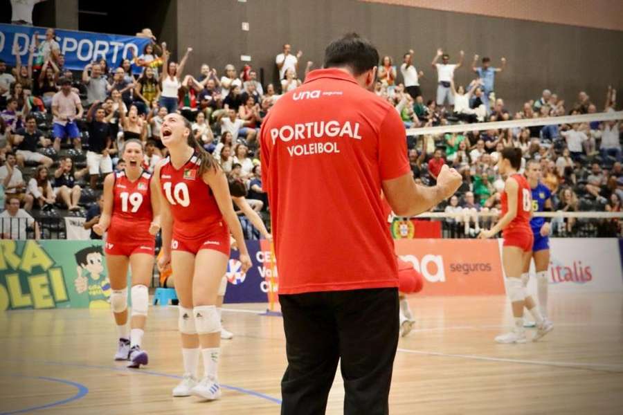 Selecionador João Santos e jogadoras portuguesas fazem a festa