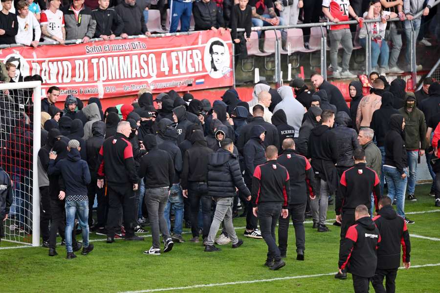 Supporters stormden na de nederlaag van FC Utrecht het veld op