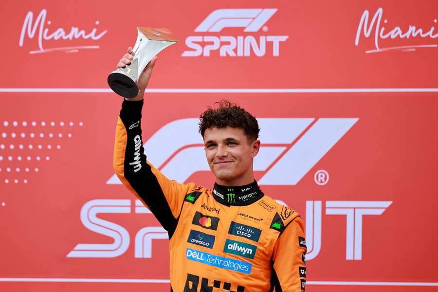 Lando Norris s trofejí pro vítěze sprintu v Miami.