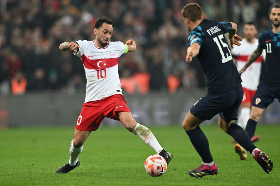 Hakan Çalhanoglu saiu lesionado aos 38 minutos do jogo contra a Croácia