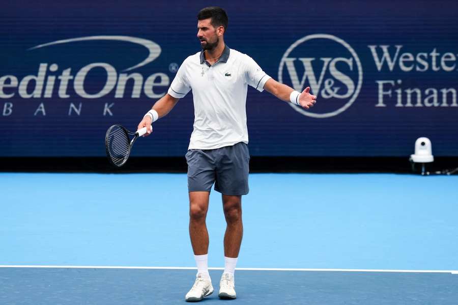 Novak Djokovic beobachtet den Weg von Jannik Sinner. Novak Djokovic beobachtet den Weg von Jannik Sinner.