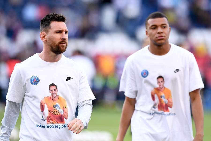 Messi und Mbappé mit eigens angefertigten T-Shirts