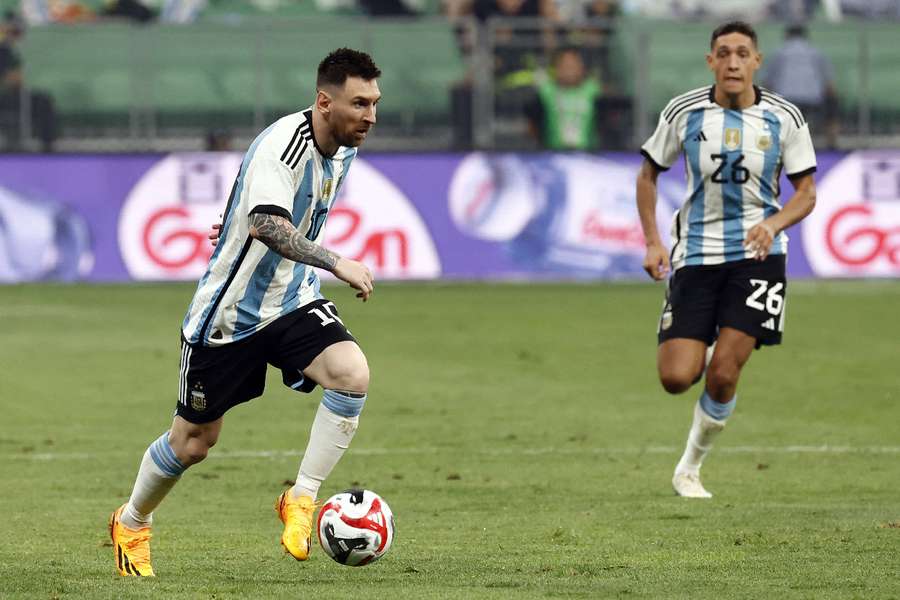 Argentyńczyk Lionel Messi w akcji podczas meczu