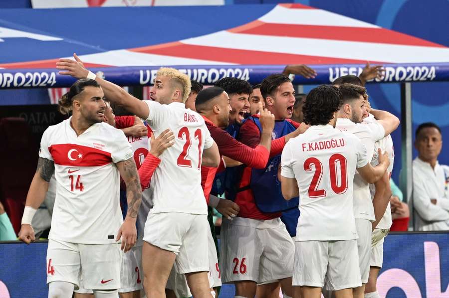 De Turkse ploeg viert de extreem vroege 1-0 van Merih Demiral