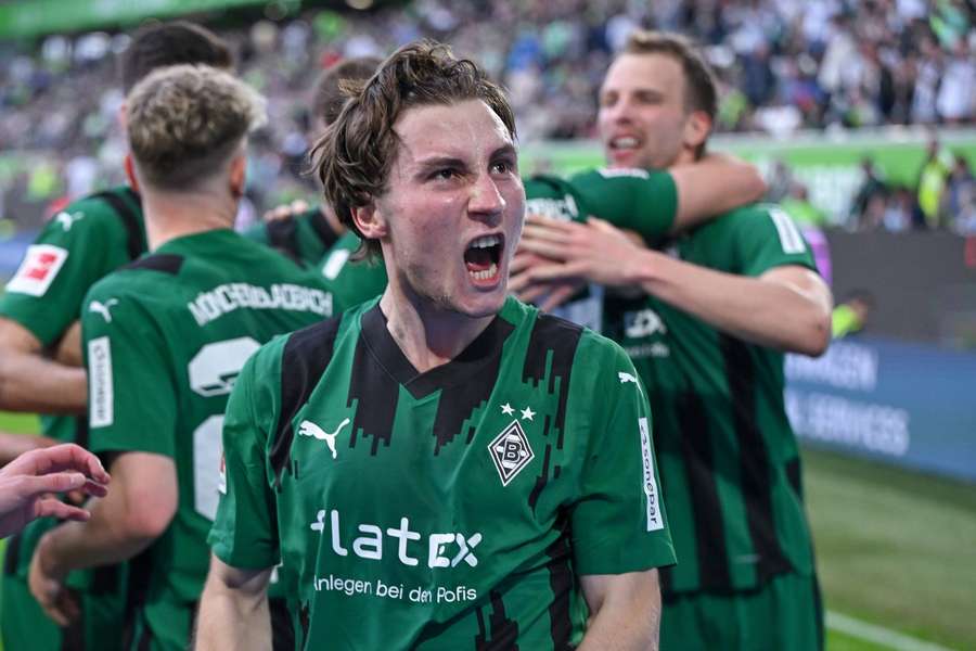 Rocco Reitz comemora a vitória fora de casa em Wolfsburgo