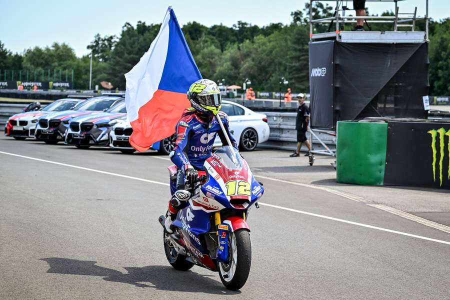 Salač bude i v příštím roce jezdit MS v týmu OnlyFans American Racing v Moto2 Salač bude i v příštím roce jezdit MS v týmu OnlyFans American Racing v Moto2