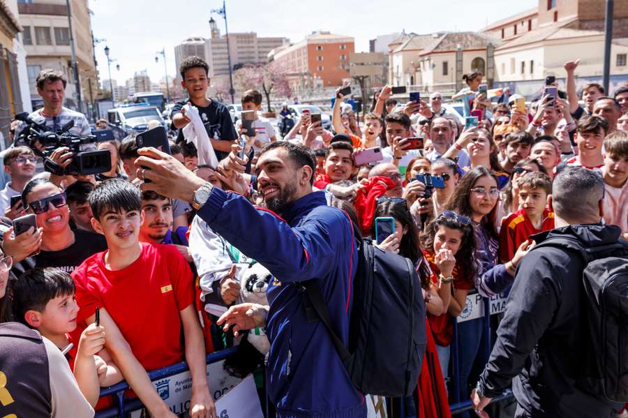 Borja Iglesias, haciendo un selfie con aficionados