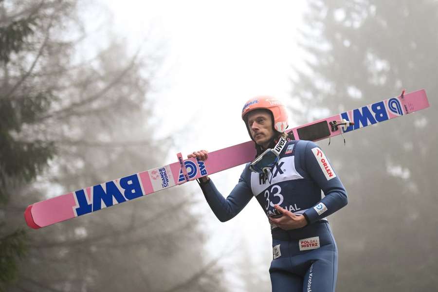 Kubacki na podium podczas Pucharu Kontynentalnego w Engelbergu. Zniszczoł zepsuł próbę