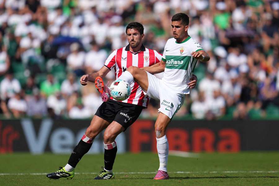 Andre Silva z Elche si kryje balon před Danielem Vivianem z Bilbaa.