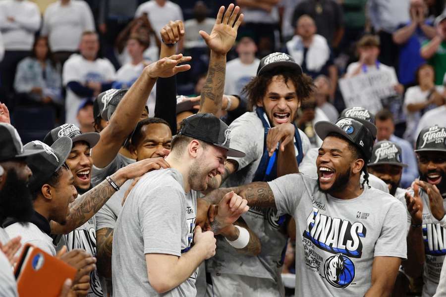 Dallas-Superstar Luka Doncic (l.) und seine Kollegen ließen sich für den Einzug in die NBA-Finals feiern.