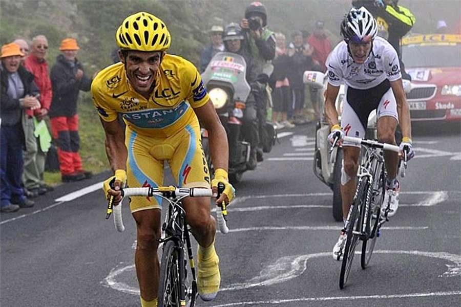 En su etapa de ciclista, subiendo el Tourmalet como líder del Tour de Francia.