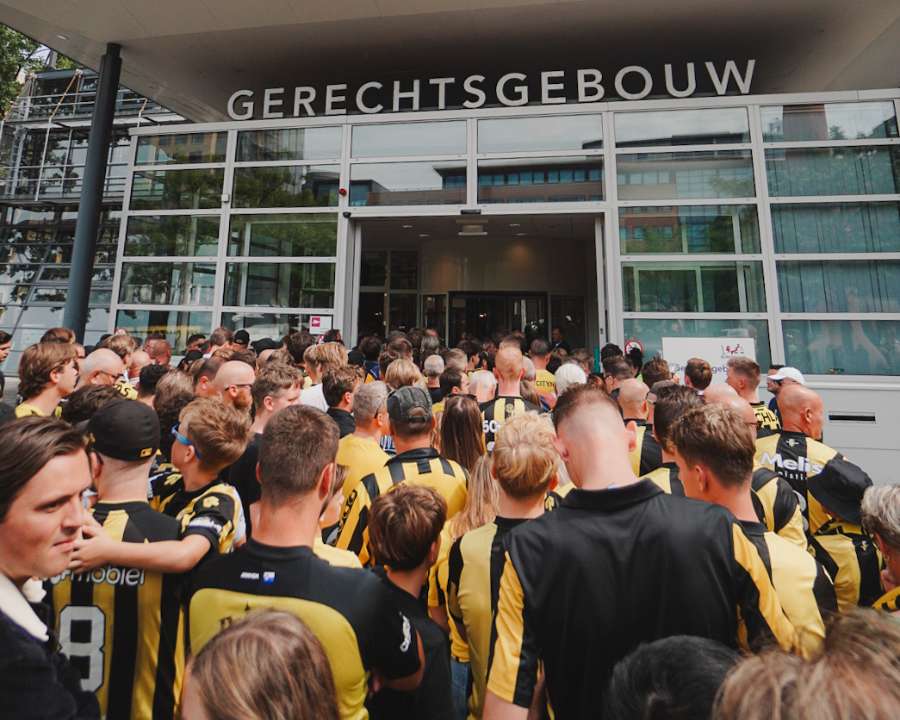 Torcida foi ao tribunal prestar apoio ao Vitesse Torcida foi ao tribunal prestar apoio ao Vitesse