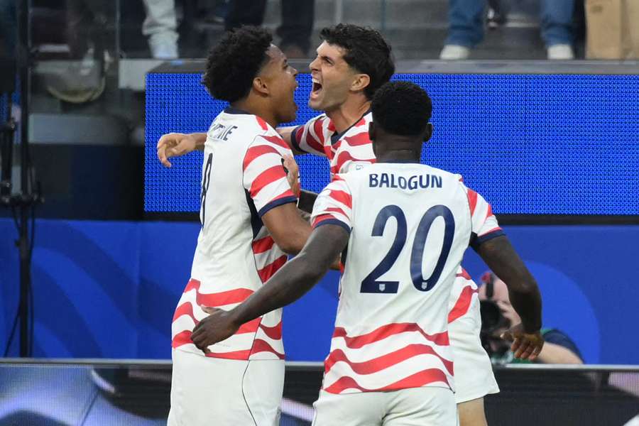 Christian Pulisic (C) świętuje z kolegami po pierwszym golu dla swojej drużyny