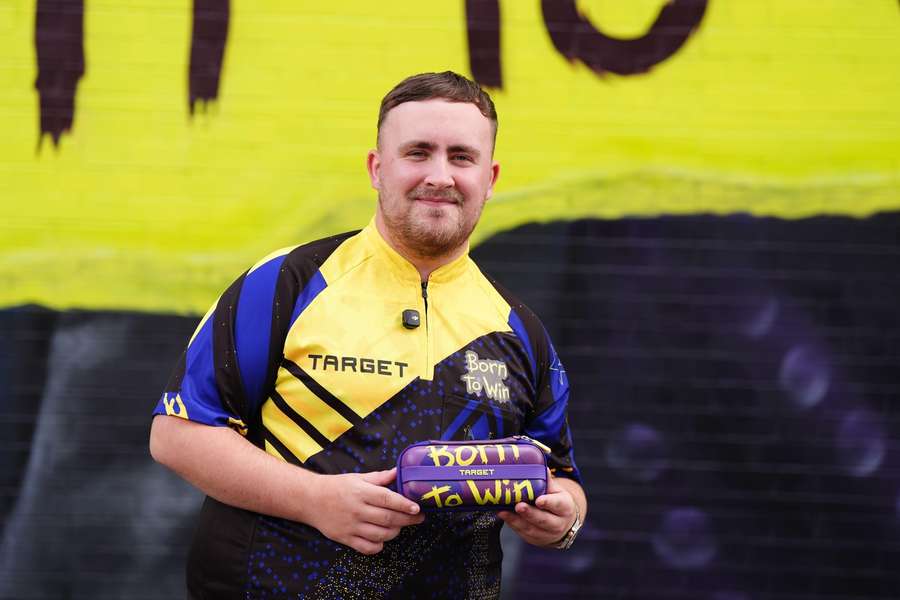 Luke Littler hat sich mit Fußball-Weltmeister Lamine Yamal verglichen. Luke Littler hat sich mit Fußball-Weltmeister Lamine Yamal verglichen.