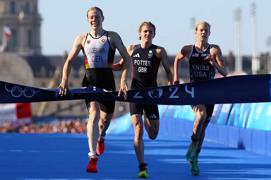 Germany's Lindemann (L) edges over the line ahead of Potter and Knibb (R)