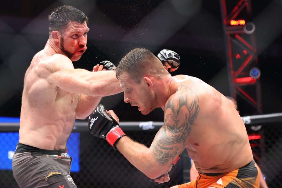 Will Fleury (izquierda) golpea a Krysztof Jotko durante la PFL 1 en Las Vegas en 2023
