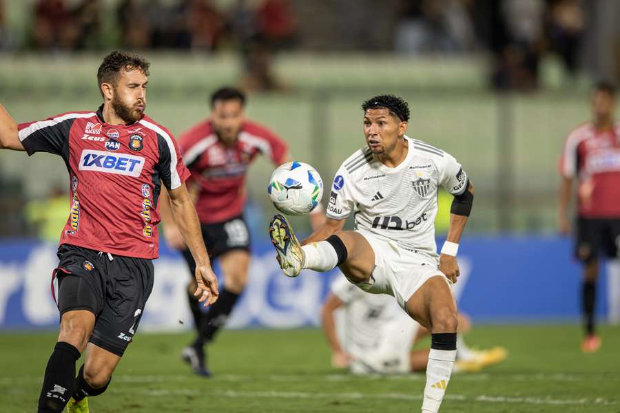 O Atlético-MG desperdiçou a chance de disparar no grupo