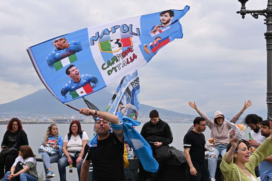 Napoli fans will have to a few more days at least for their title party