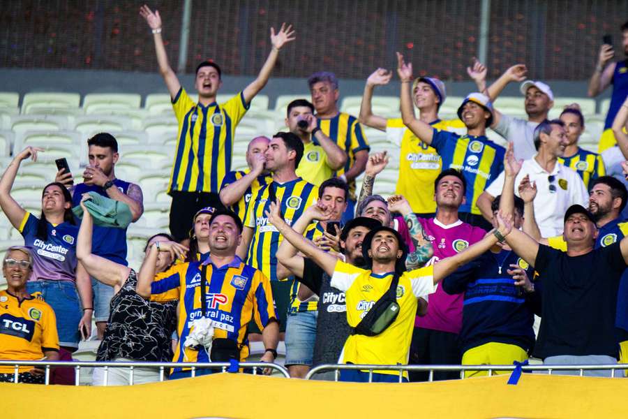 Aficionados de Rosario Central animan a su equipo.