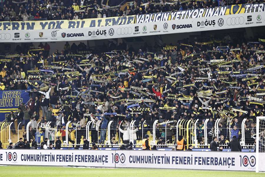Novo volte-face na decisão quanto à presença de adeptos do Fenerbahçe no jogo contra o Kayserispor