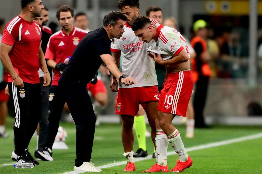 Marco Silva dá indicações a Sudakov Marco Silva dá indicações a Sudakov