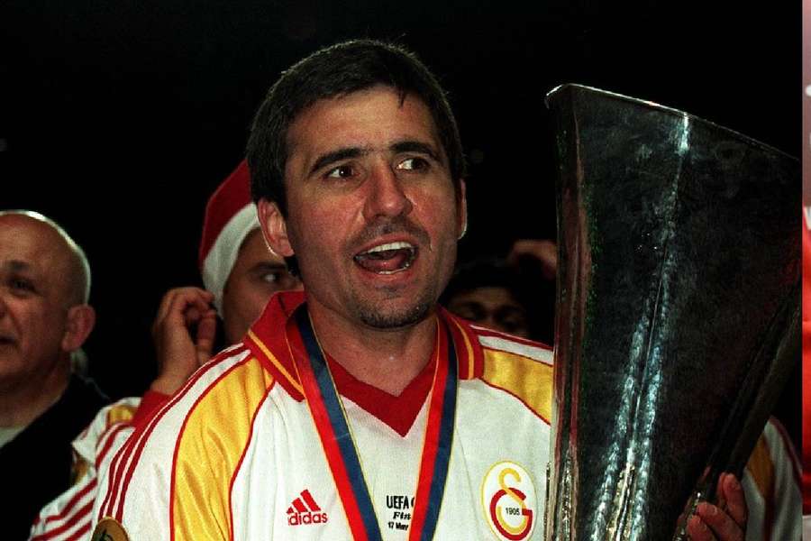 Gheorghe Hagi sărbătorește câștigarea Cupei UEFA cu Galatasaray, 17 mai 2000 Gheorghe Hagi sărbătorește câștigarea Cupei UEFA cu Galatasaray, 17 mai 2000