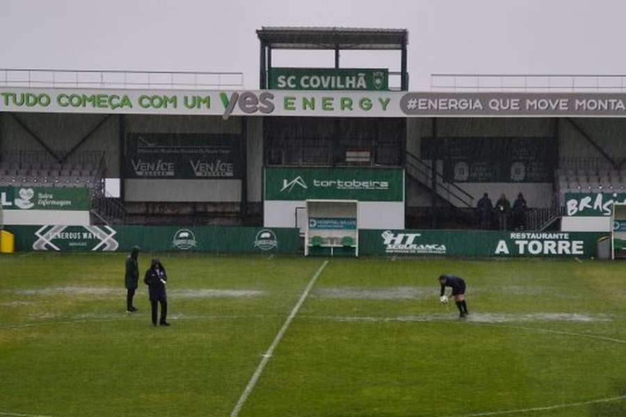 O estado do relvado Estádio Municipal José Santos Pinto