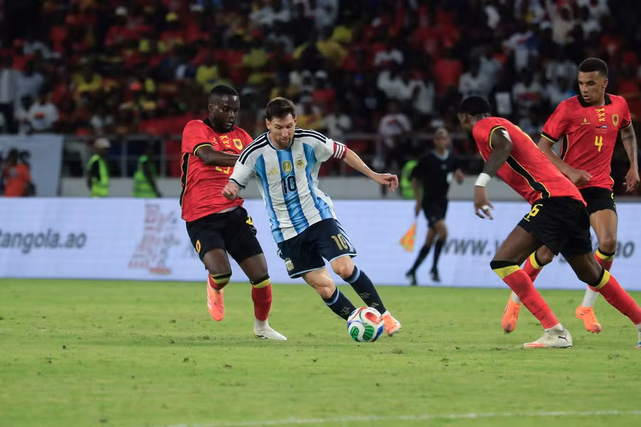 Messi ofrece otra clase magistral mientras Argentina cierra el año con una victoria sobre Angola