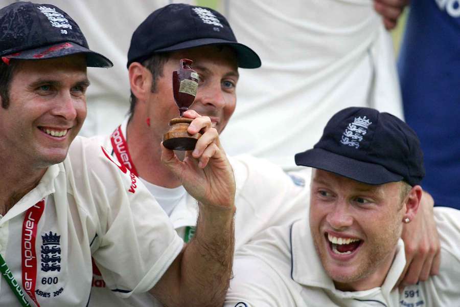 Michael Vaughan, Ashley Giles and Andrew Flintoff with the urn in 2005