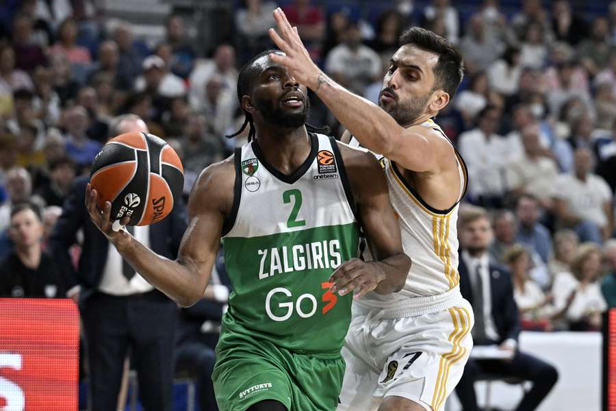 Facundo Campazzo ante Keenan Evans