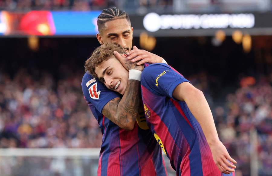 Fermín López i Raphinha świętują podczas meczu FC Barcelona z Levante UD.