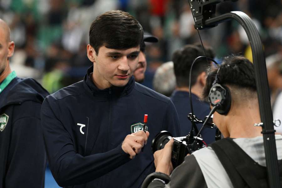 Abdukodir Khusanov z Uzbekistanu rozmawia z kamerzystą po meczu FIFA Series 2026 z Gabonem Abdukodir Khusanov z Uzbekistanu rozmawia z kamerzystą po meczu FIFA Series 2026 z Gabonem