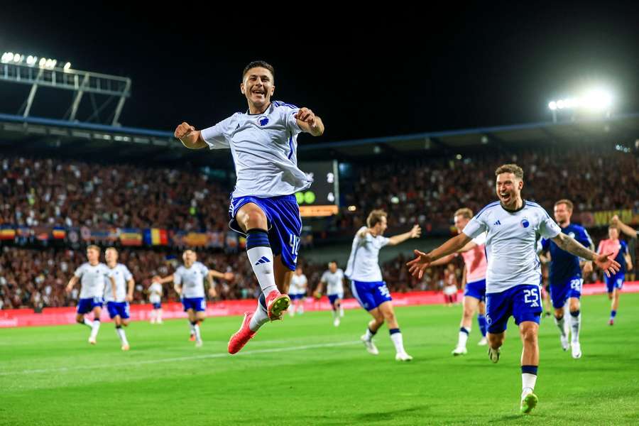 Roony Bardghji se raduje z rozhodující penalty proti pražské Spartě.