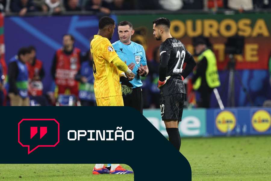 Maignan e Diogo Costa em frente a Oliver Taylor, antes do desempate por grandes penalidades no jogo entre Portugal e França