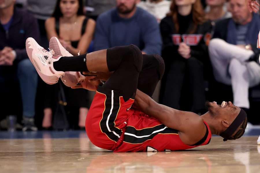 Jimmy Butler nadat hij zijn blessure opliep tijdens de eerste wedstrijd Jimmy Butler nadat hij zijn blessure opliep tijdens de eerste wedstrijd