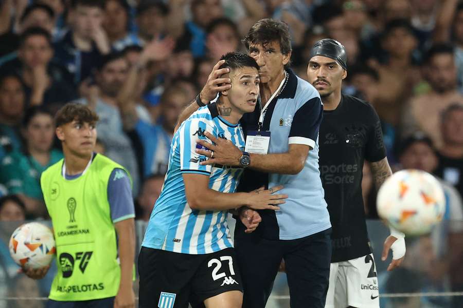 Gustavo Costas con el defensa Gabriel Rojas