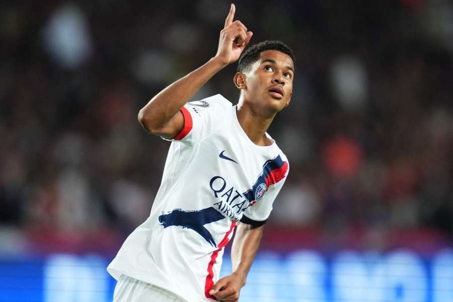 PSG supera desfalques, vira sobre Barça no fim e segue 100% na Champions