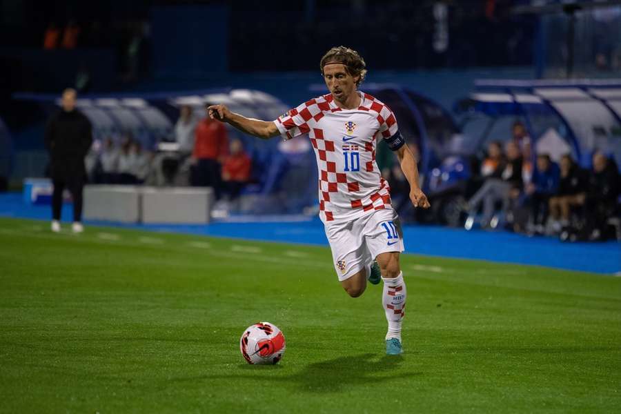 Luka Modric conduce el balón durante un partido con Croacia.