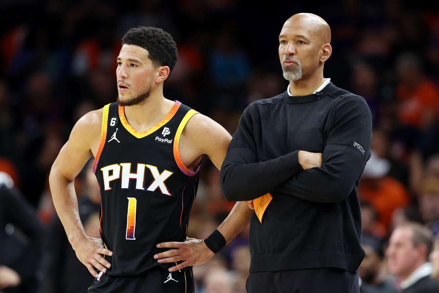 Herbe Playoff-Enttäuschung für Devin Booker und Coach Monty Williams (rechts). Williams musste folglich seinen Hut nehmen.